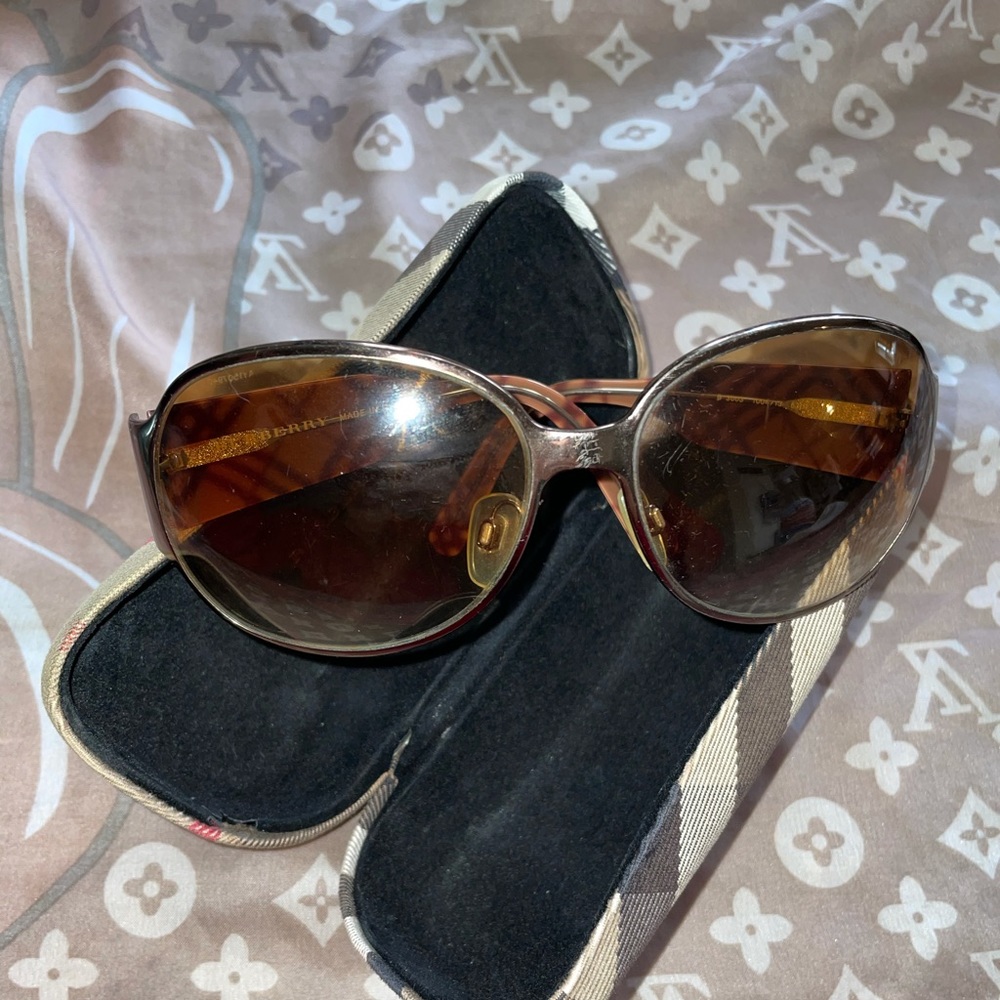 ❤️SOLD❤️ Burberry sunglasses